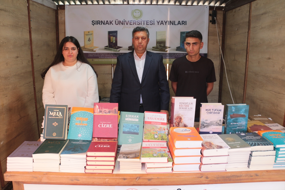 Şırnak'ta "Cezeri'nin İzinde Kardeşlik Ruhuyla Türkiye Yüzyılı Cizre Kitap Fuarı" sürüyor