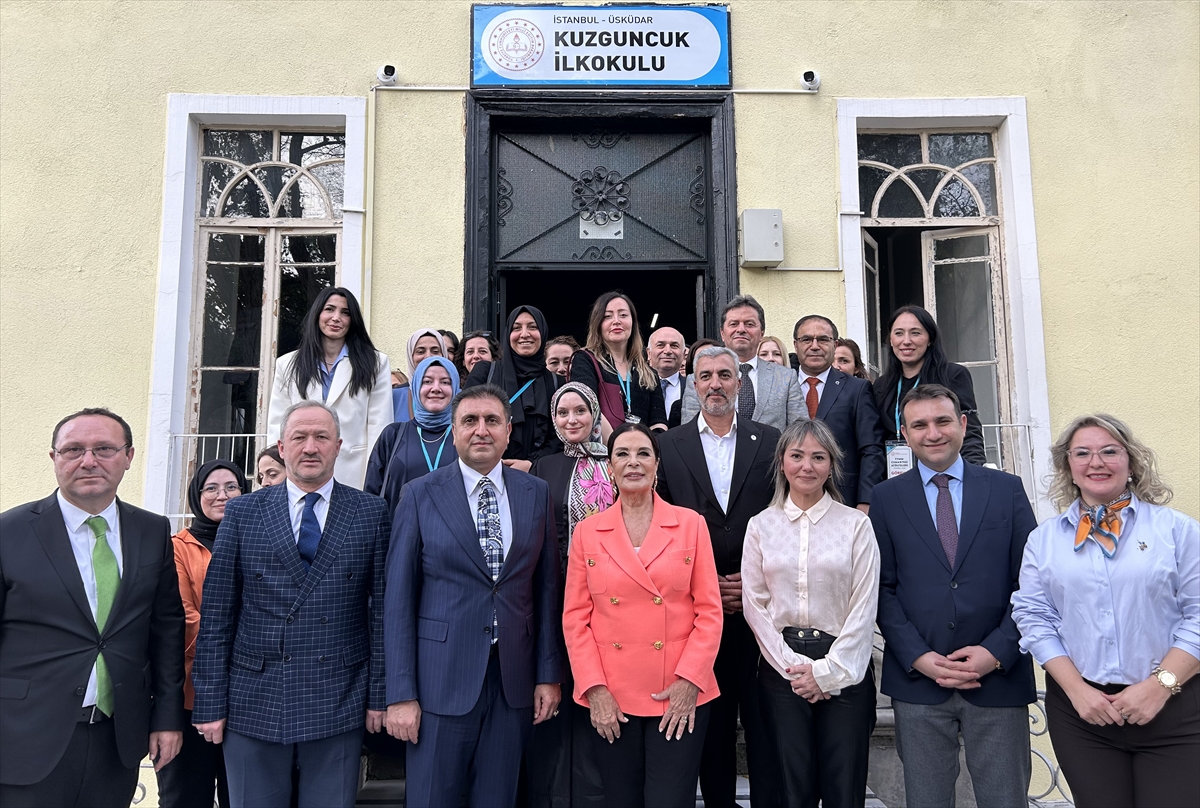 Sanatçı Hülya Koçyiğit, mezun olduğu ilkokulda öğretmenlerle bir araya geldi