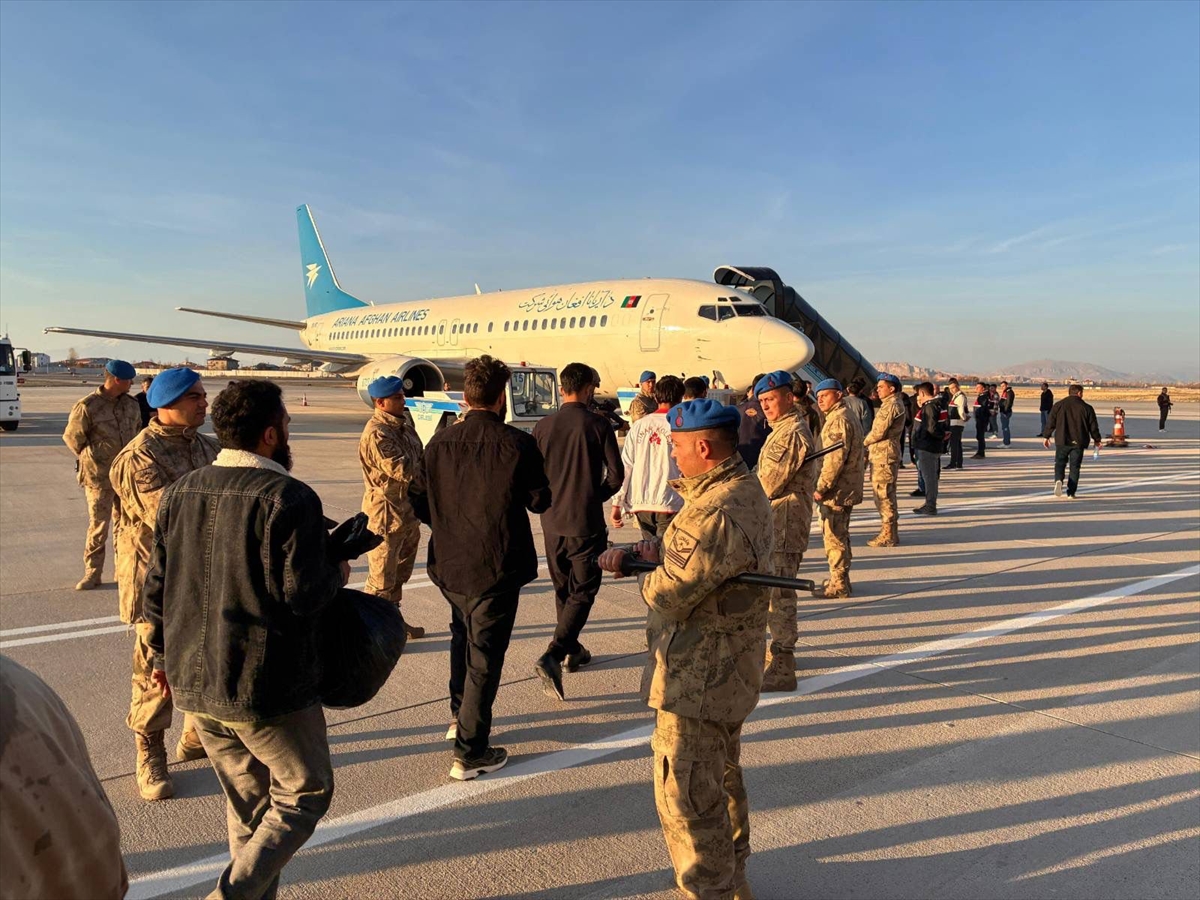 Van'da yakalanan 300 düzensiz göçmen sınır dışı edildi