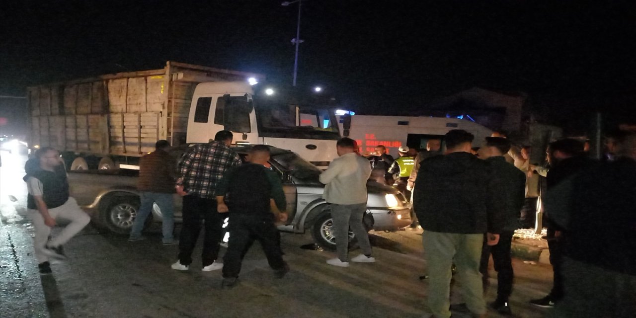 Manisa'da kamyon-pikap çarpıştı: 4 yaralı