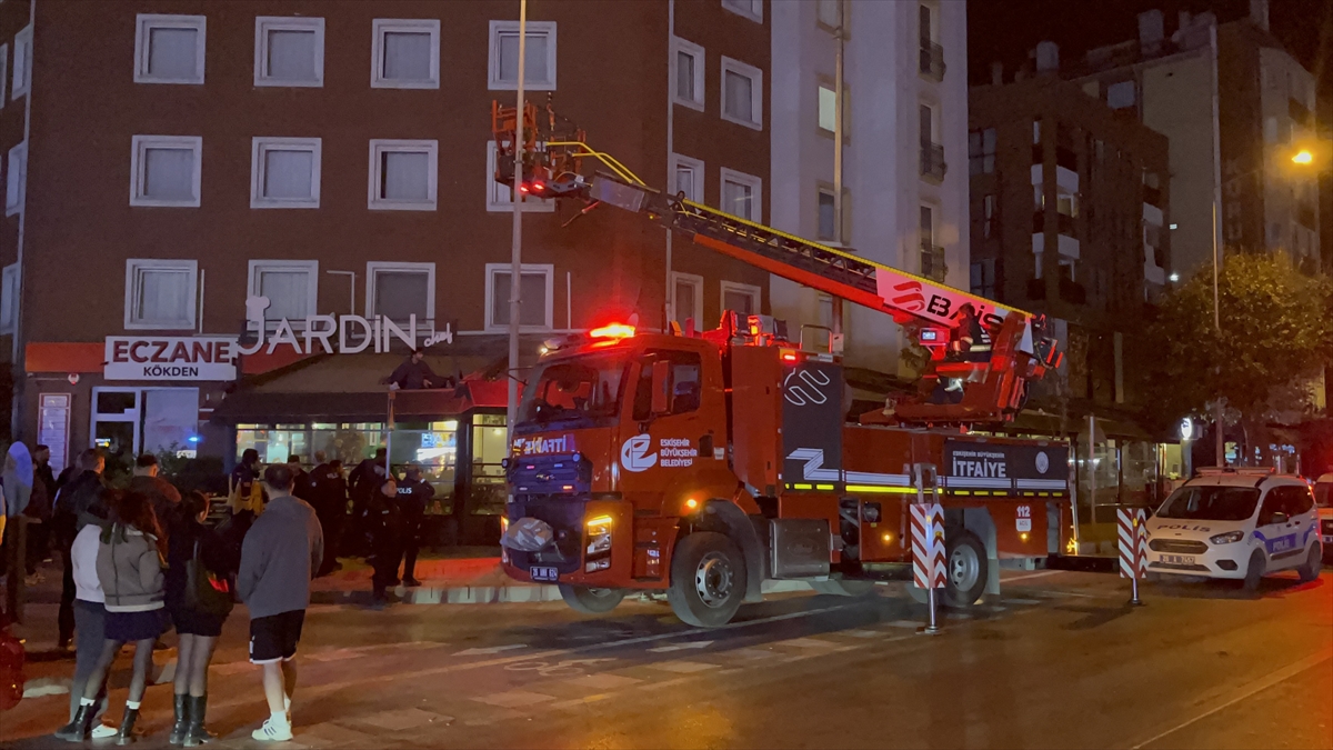 Eskişehir'de 2'nci kattan düştükten sonra kafe tentesinde mahsur kalan genç kurtarıldı