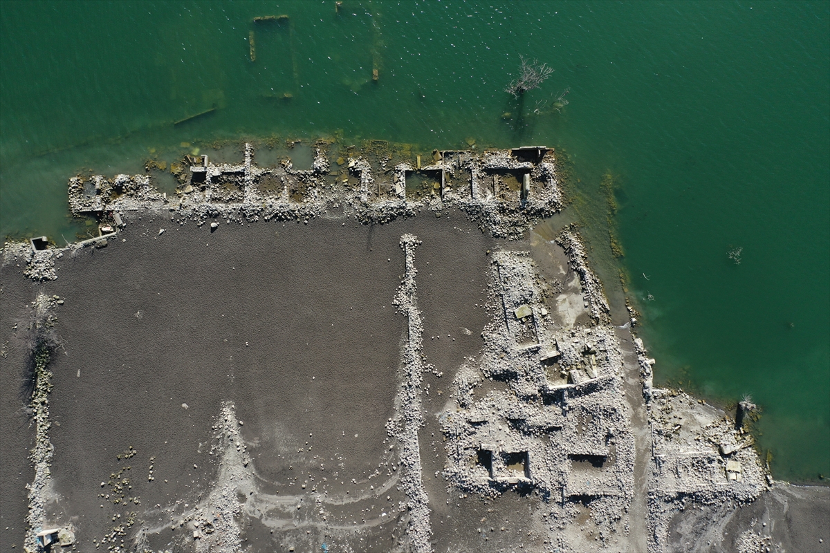 Kars'ta baraj sularının çekilmesiyle köy gün yüzüne çıktı
