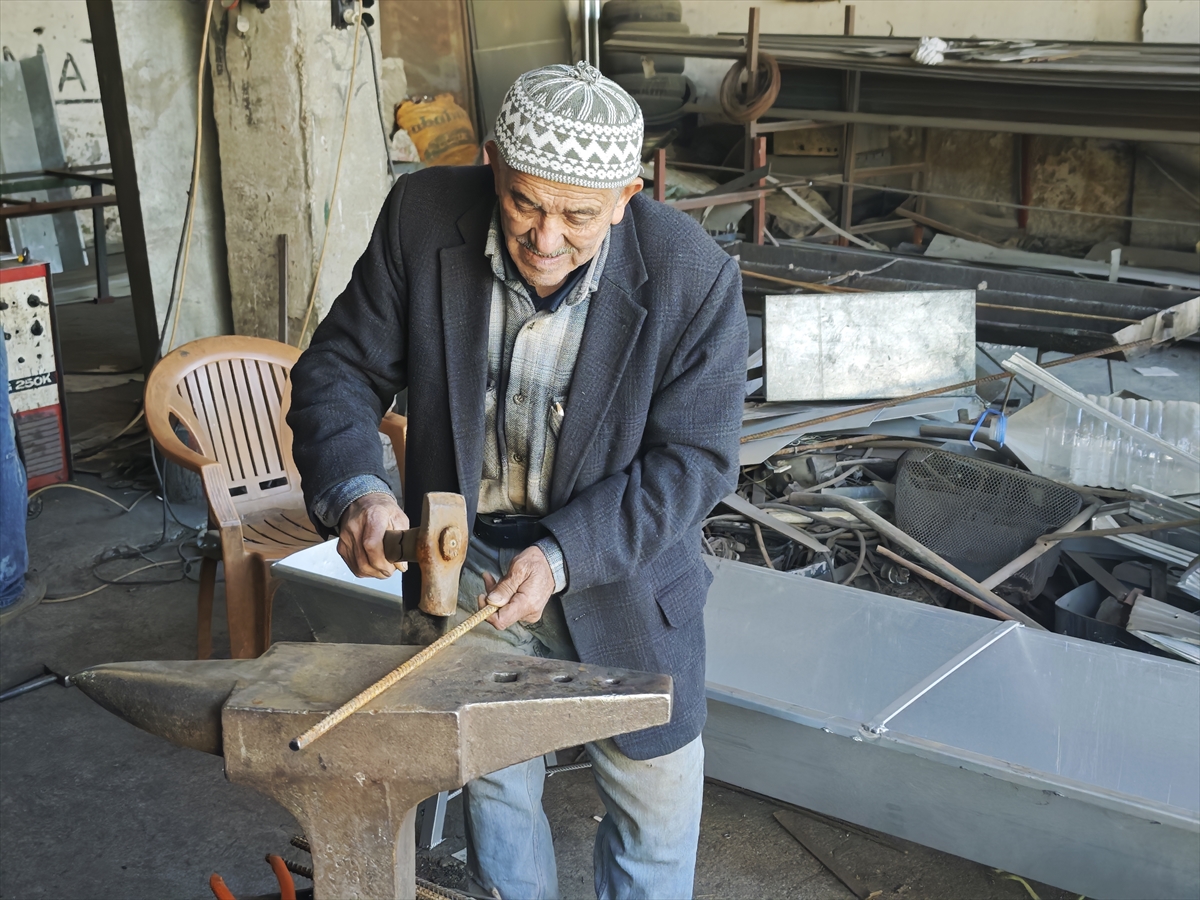 Ali usta 57 yıldır dükkanında yankılanan çekiç sesleri arasında mesleğini yaşatıyor