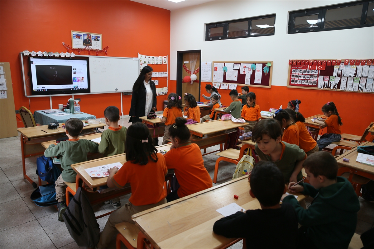 Depremde 6 öğretmen ve 250 öğrencisini kaybeden okulda Öğretmenler Günü buruk karşılanıyor