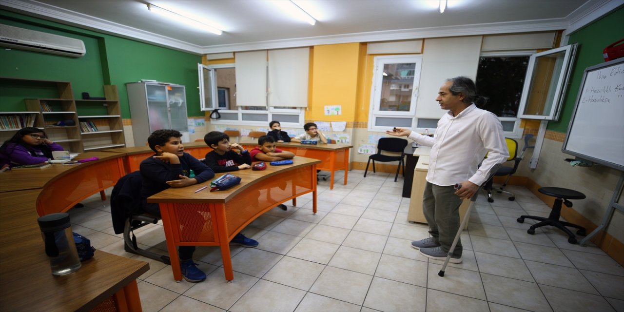 Adana’da Bedensel Engelli Türkçe Öğretmeni Mustafa Süt, Azmiyle Özel Yetenekli Öğrencilere İlham Oluyor