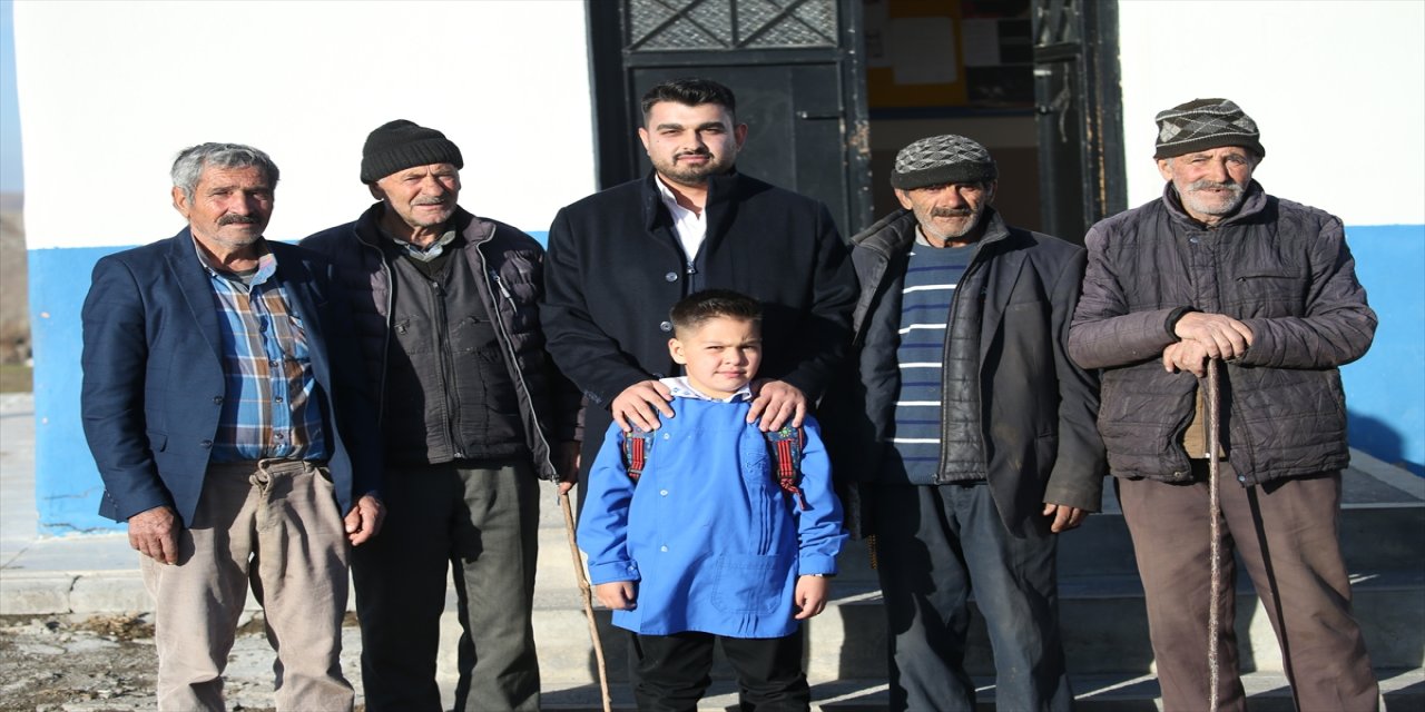 Kars’ta Tek Öğrencisi İçin Okulu Yeniden Açan Öğretmen öğrencisine eğitim veriyor