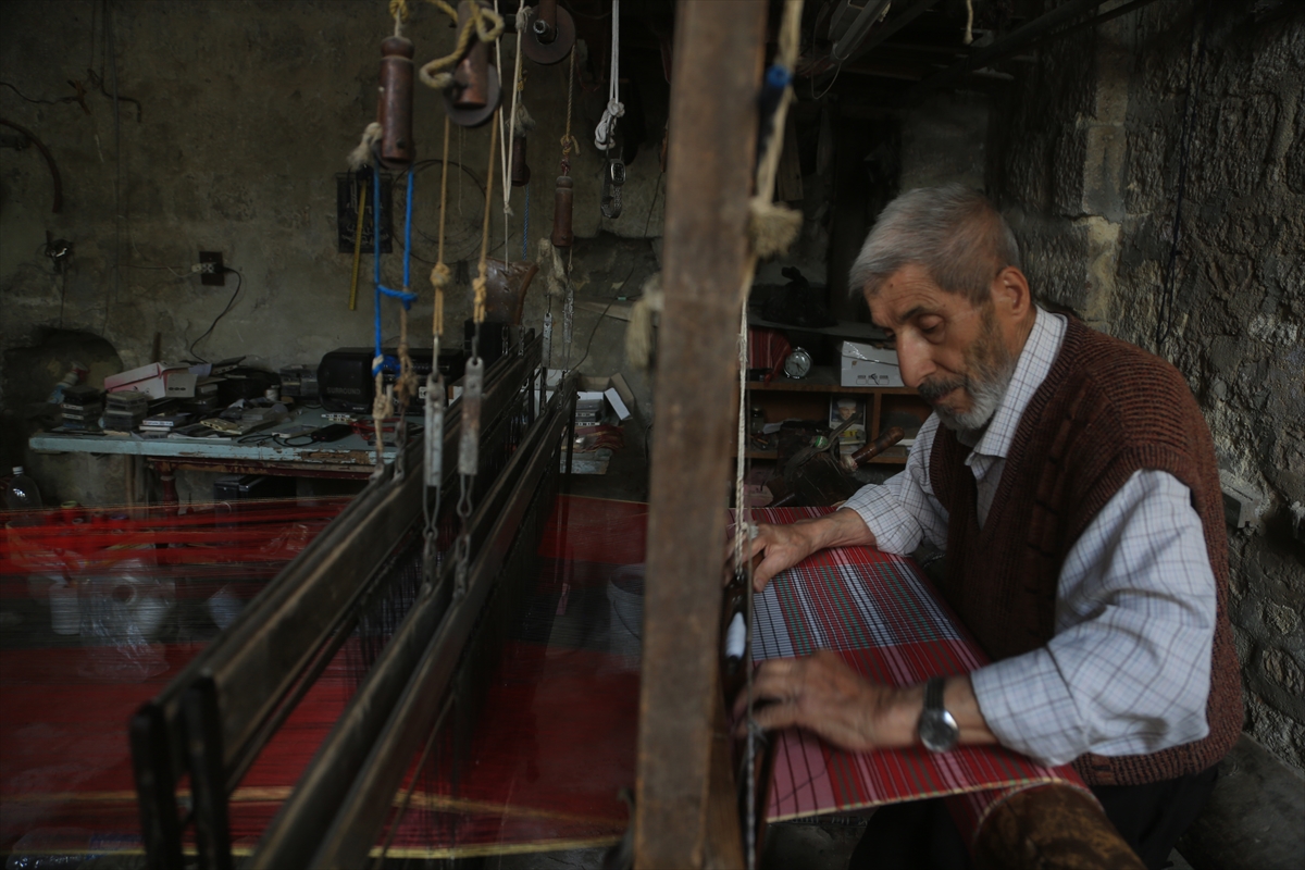 Halep'in son dokuma ustalarından 80 yaşındaki Ezrak: "Tezgahta dokunan kumaşta ruh var"