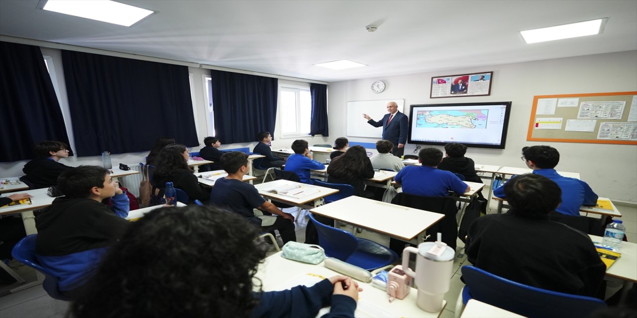 52 yıllık öğretmen çocukları ve geliniyle aynı okulda öğrencilere eğitim veriyor.