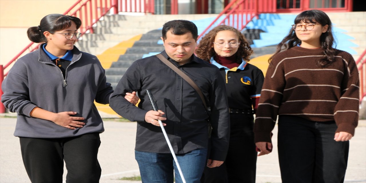 Görme Yetisinin Yüzde 97’sini Kaybeden, öğrencilerine ilham oluyor