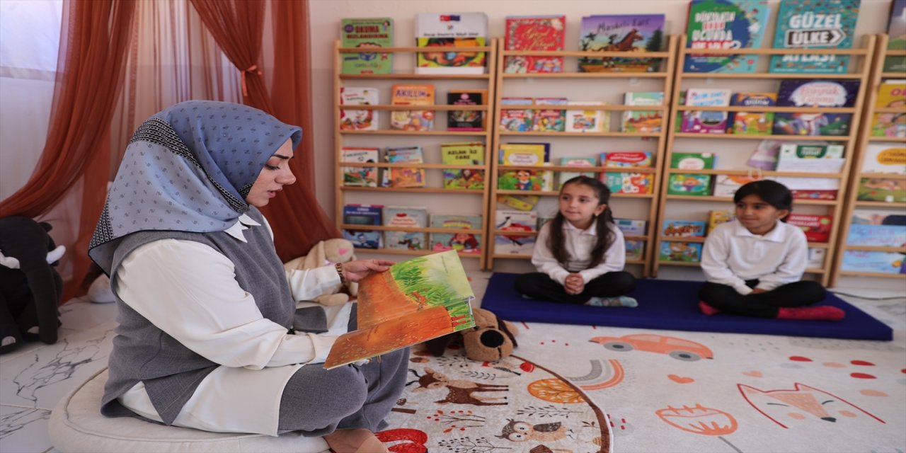 Derecik'te öğretmen Gülay Kaya, 4 öğrencisi için köyde ders veriyor.