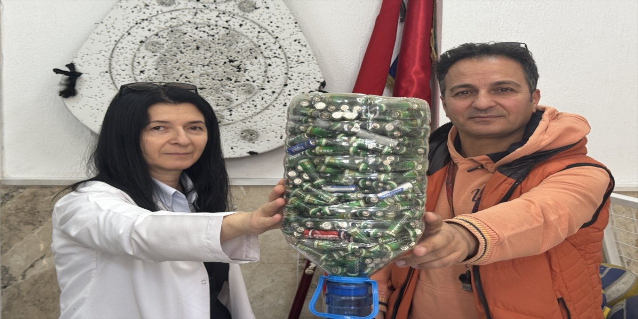 Afyonkarahisar'da öğretmen çift, öğrencileriyle topladıkları atık pillerle çevre bilinci oluşturuyor