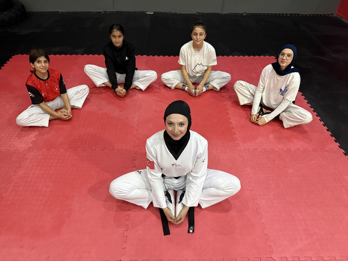 Ahsen öğretmen tekvandodaki şampiyonluklarıyla öğrencilerine örnek oluyor