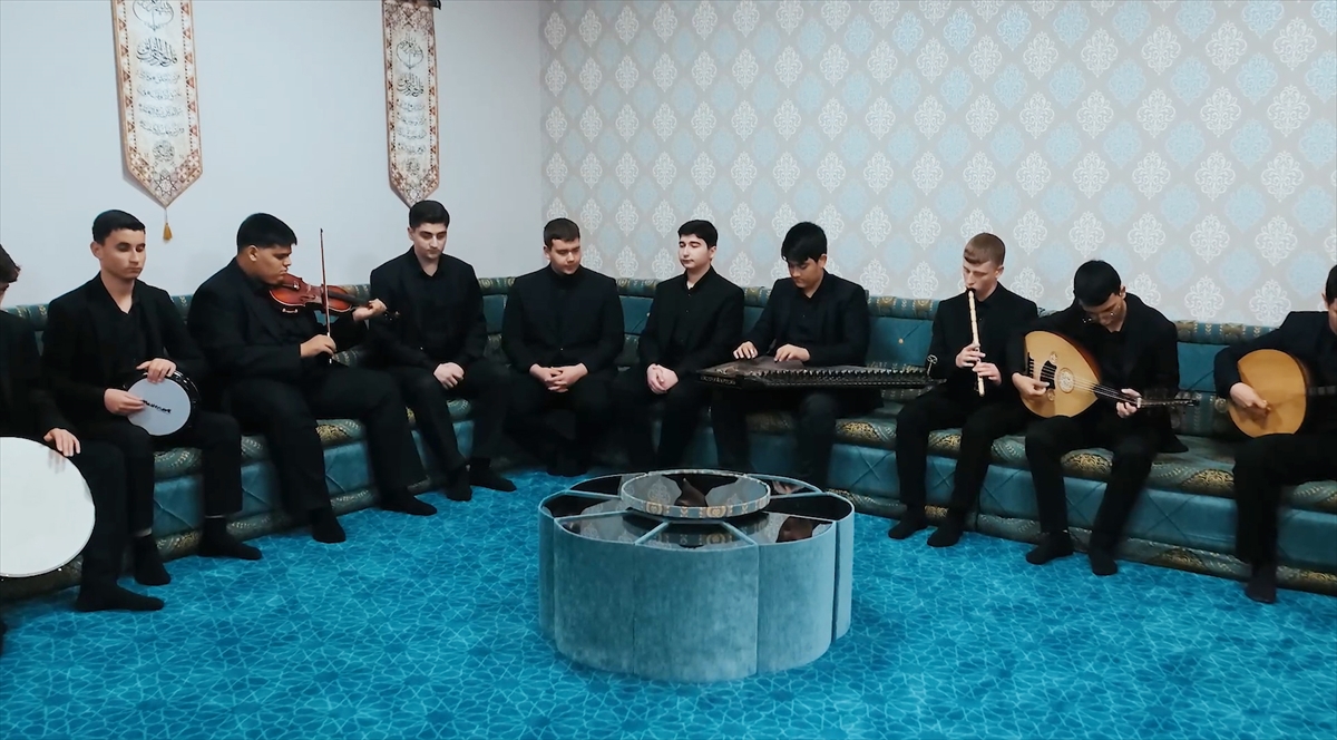 Bursa'da lise öğrencileri, Öğretmenler Günü dolayısıyla öğretmenlere ithafen yapılan besteyi seslendirdi