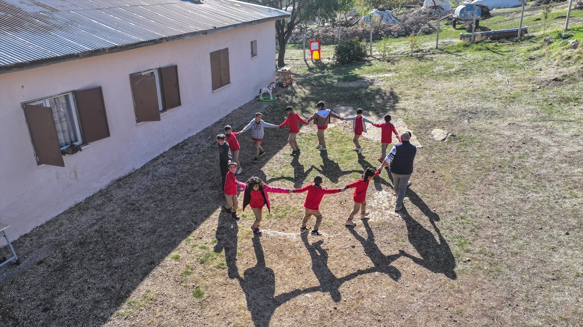Osmaniyeli Yusuf öğretmen Diyarbakır'ın kırsalındaki okulu adeta sıcak bir yuvaya dönüştürdü