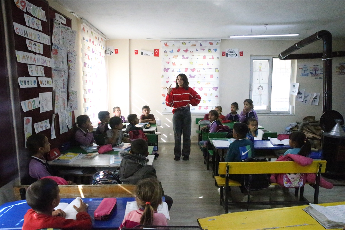 Okulunun hem müdürü hem öğretmeni hem de hizmetlisi