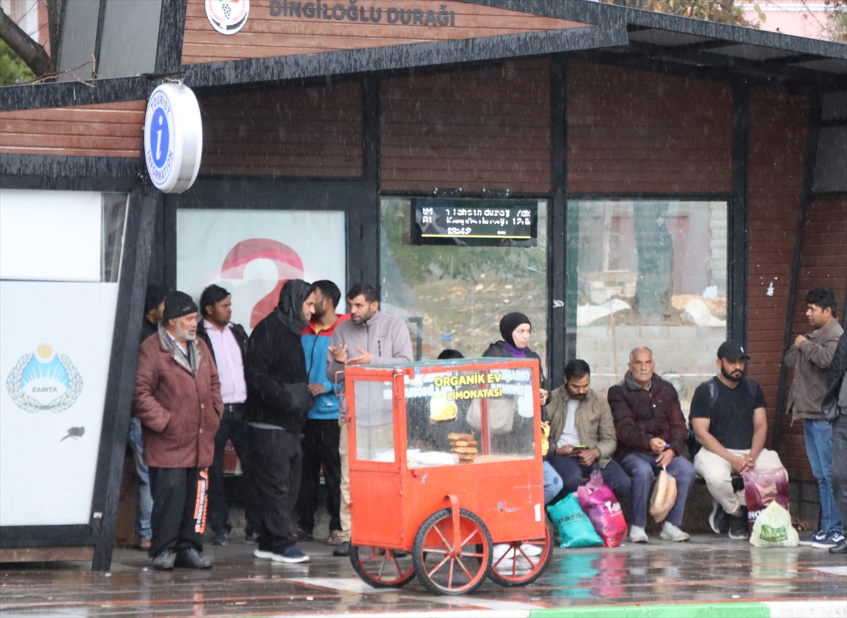 Kırklareli'nde sağanak etkili oluyor. Trafik yoğunlaştı