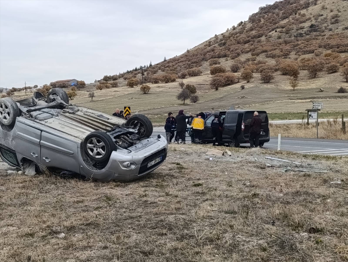 Afyonkarahisar'da iki hafif ticari aracın çarpışması sonucu 7 kişi yaralandı
