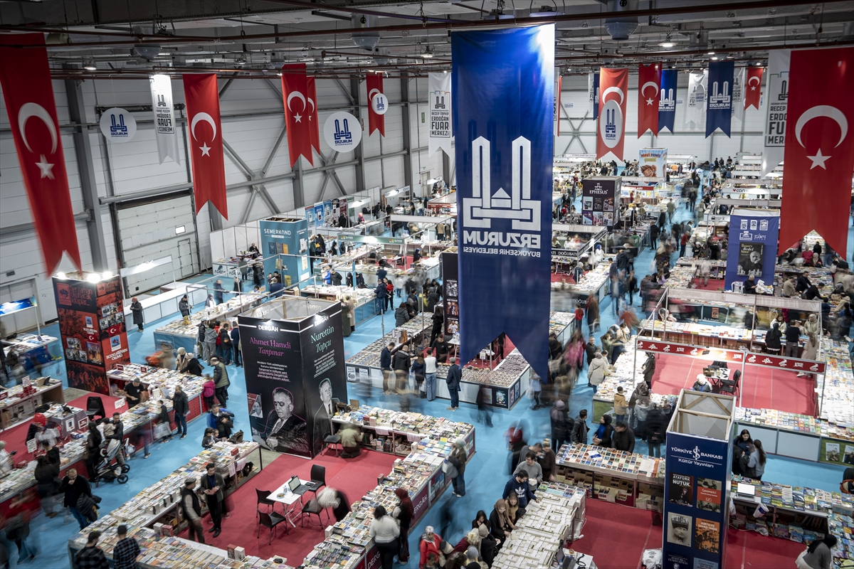 "7. Doğu Anadolu Erzurum Kitap Fuarı"nda hafta sonu yoğunluğu yaşanıyor