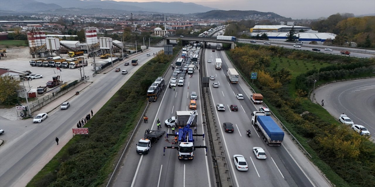 Anadolu Otoyolu Sakarya kesiminde kamyonet devrildi, yol geçici süre trafiğe kapandı