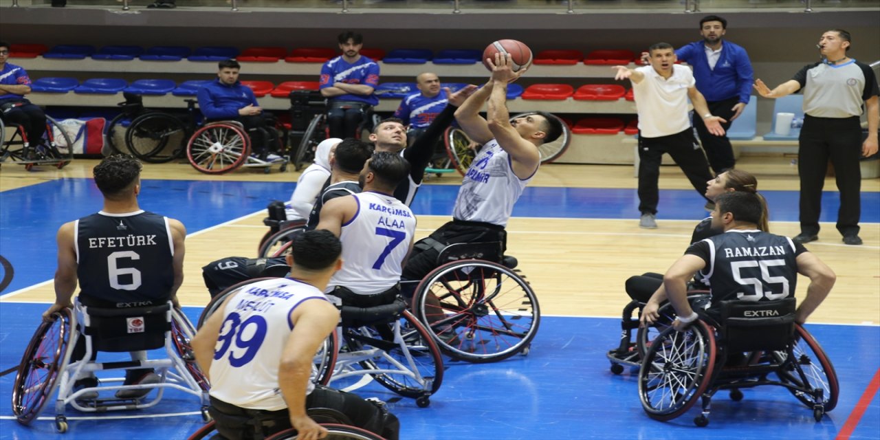 Karabük Demir Kartalspor, Engelli Basketbol Süper Ligi ilk haftasında İzmir Büyükşehir Belediyesispor'u 71-54 yendi.