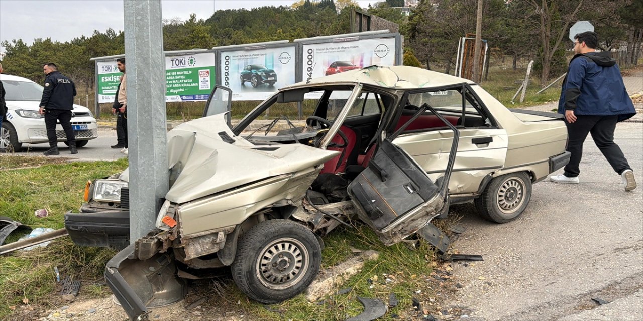 Eskişehir Odunpazarı’nda iki otomobil kavşakta çarpıştı, 2 kişi yaralandı.