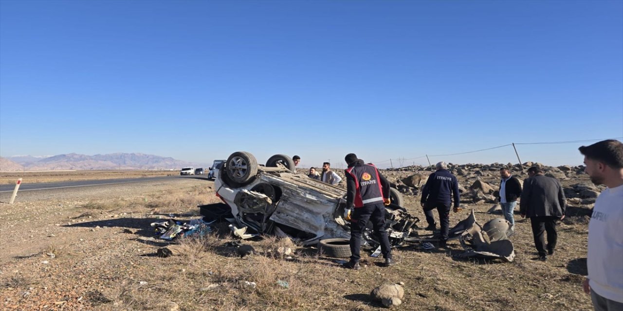 Şırnak İdil’de otomobil ile hafif ticari araç çarpıştı, 7 kişi yaralandı.