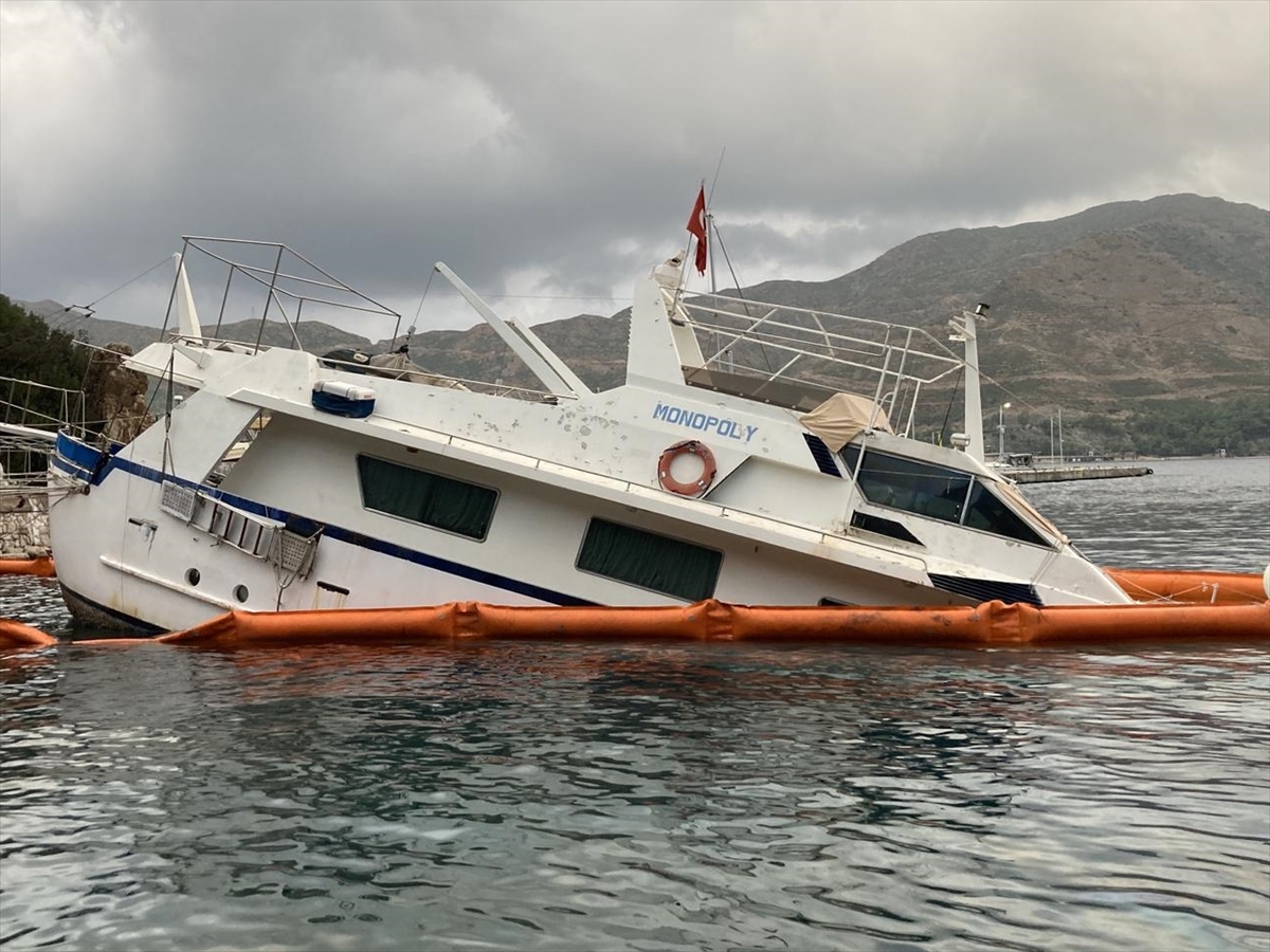 Marmaris'te su alıp yarısı batan tekneden yakıt sızıntısına karşı önlem alındı