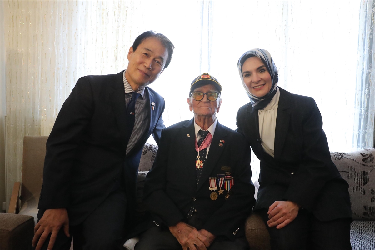 Bakan Göktaş, Güney Koreli Bakan ile Kore gazisi Osman Yaşar Eken'i ziyaret etti