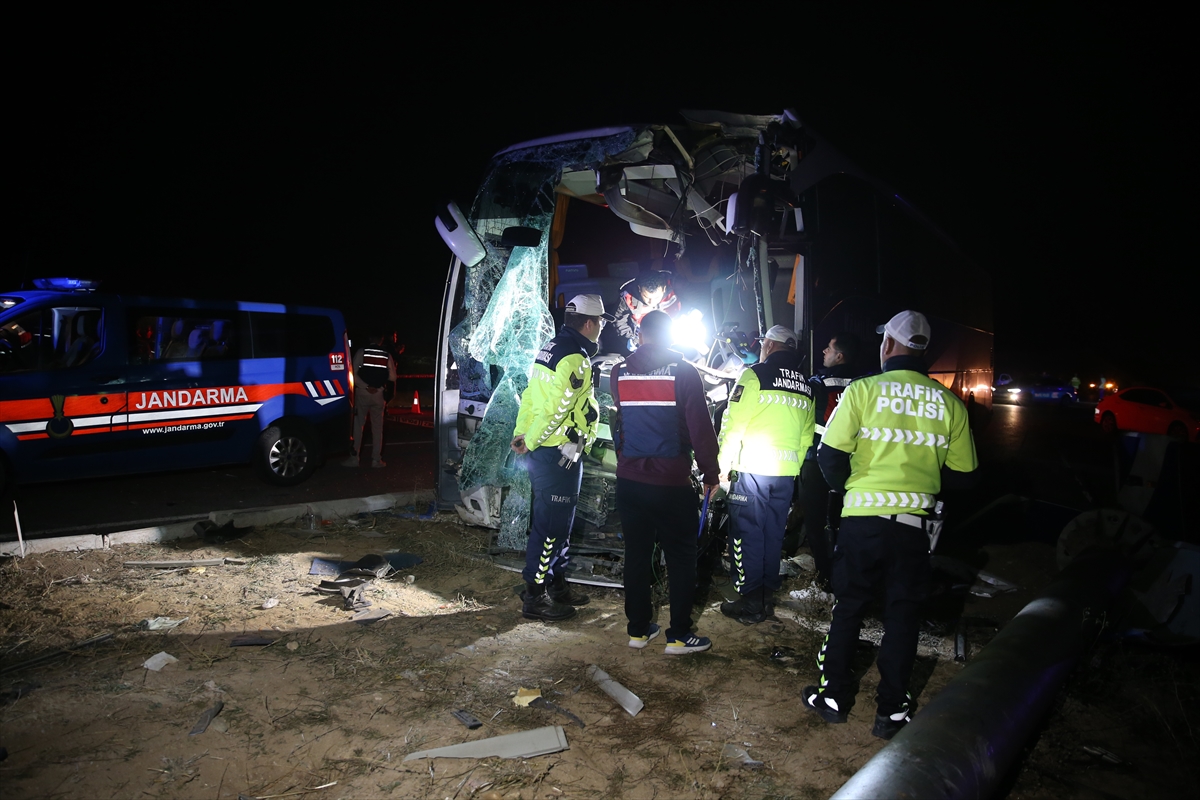 Denizli'de yolcu otobüsü ile minibüsün çarpıştığı kazada 10 kişi yaralandı