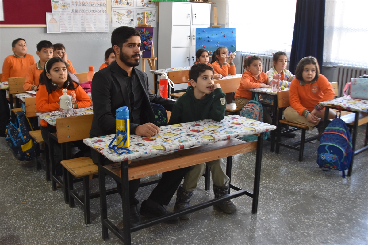Bitlis'te sınıf öğretmeni "yenilikçi eğitim" yaklaşımıyla öğrencilerini geleceğe hazırlıyor