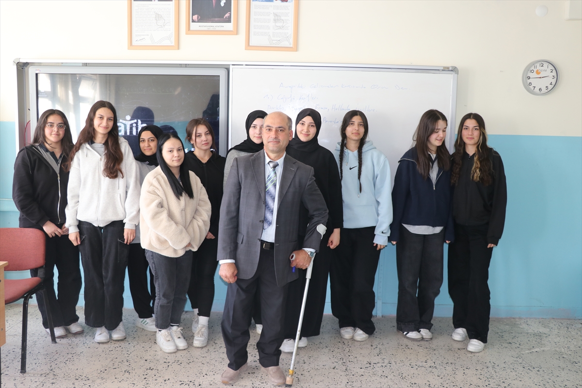 Çocuk felciyle dünyaya gelen öğretmen, mesleğini 20 yıldır koltuk değneğiyle sürdürüyor