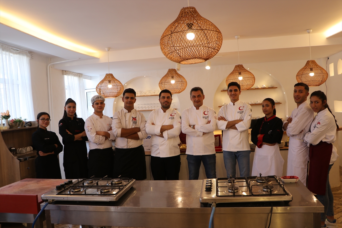 Mezun olduğu okulda yeni nesillerin eğitimi için çaba gösteriyor