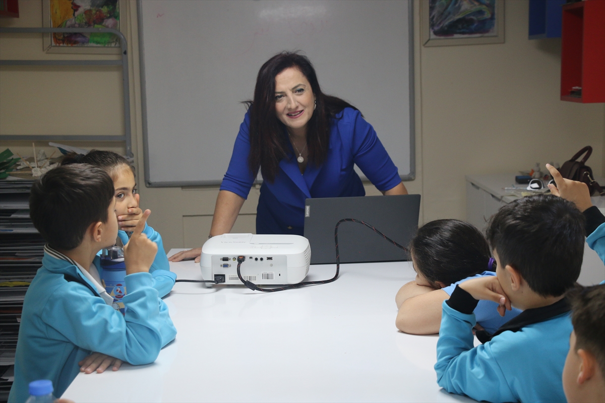 Ümmühan öğretmen 11 yıldır dezavantajlı çocuklara gönüllü eğitim veriyor