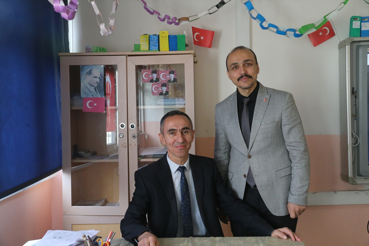 Sınıf öğretmeni meslektaşı olan eski öğrencisiyle aynı okulda görev yapıyor