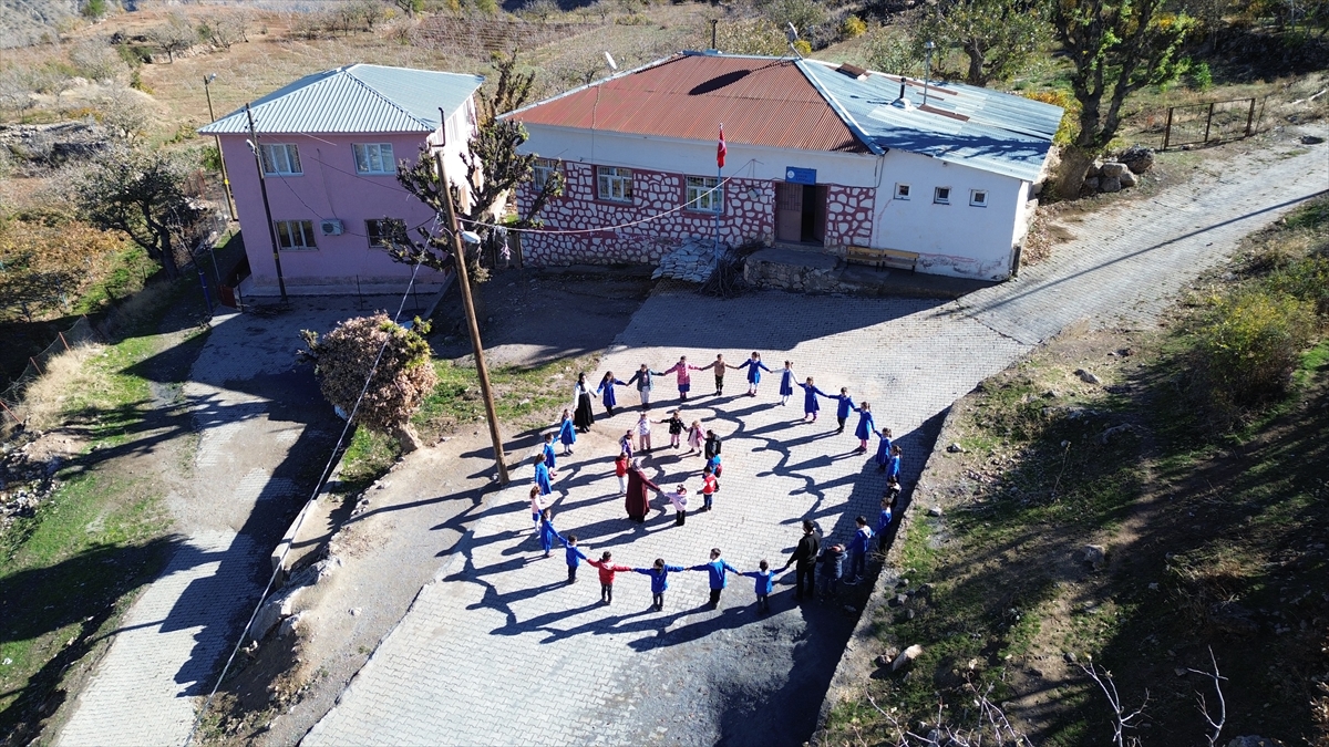 Dağlarla çevrili "Çukurköy"ün fedakar öğretmenleri öğrencilerini geleceğe hazırlıyor