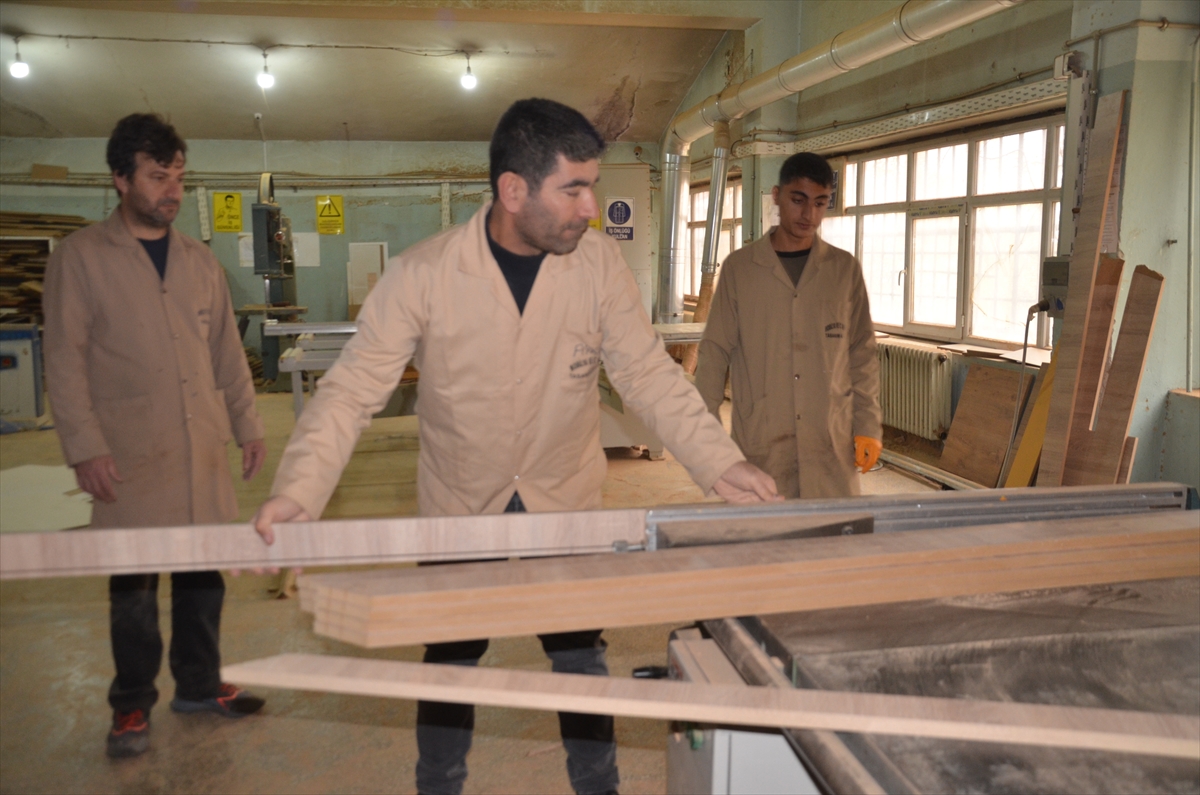 Muş'ta okul ve parkların mobilya malzemelerini öğrenciler üretiyor