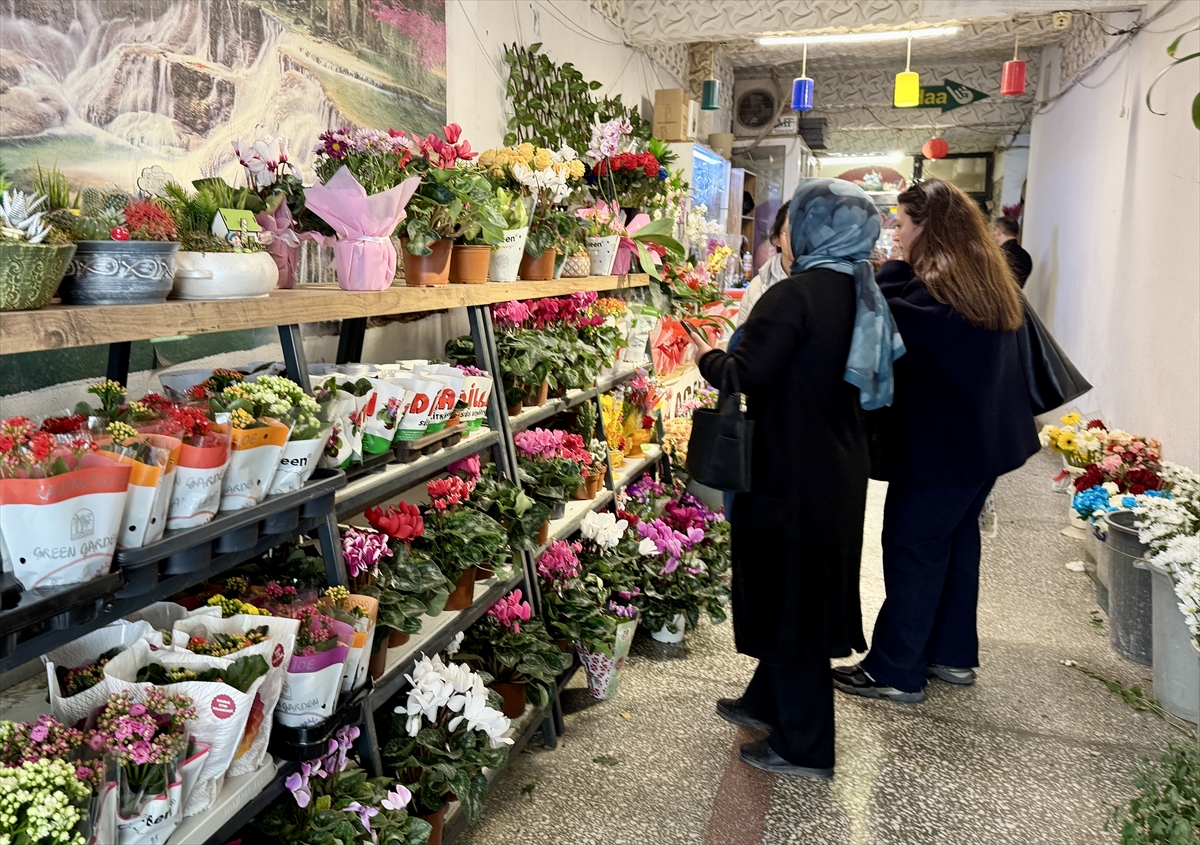 Nevşehir ve Kırşehir'deki çiçekçilerde "24 Kasım Öğretmenler Günü" yoğunluğu