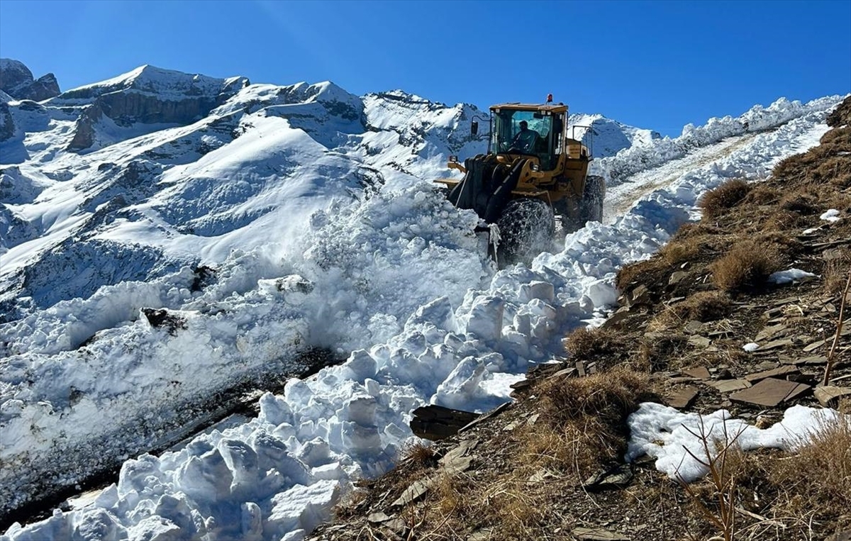 Kar nedeniyle kapanan 22 üs bölgesi yolundan 18'i açıldı