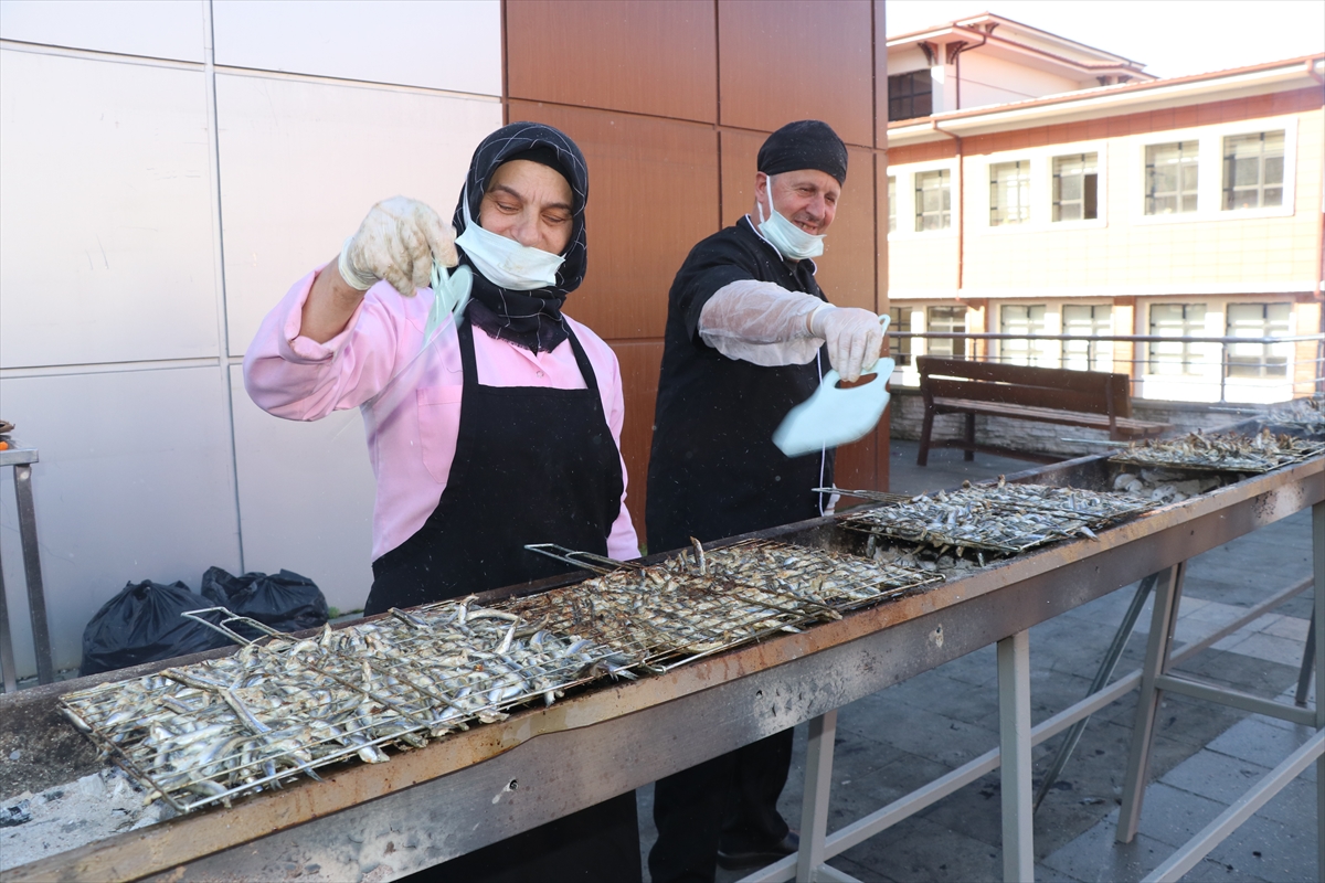 Recep Tayyip Erdoğan Üniversitesinde geleneksel hamsi şenliği düzenlendi