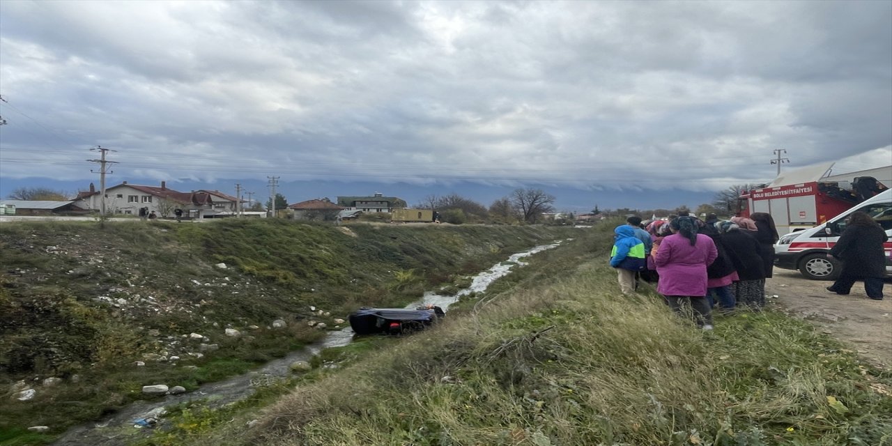 Bolu’da otomobil dereye devrildi: Sürücü ve yolcu yaralandı