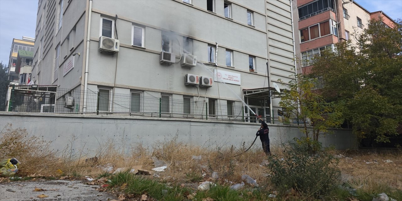 Pozantı’da aile sağlığı merkezinde çıkan yangın kısa sürede söndürüldü
