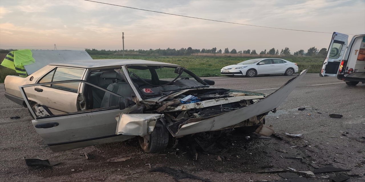 Hatay’ın Erzin ilçesinde otomobil ile hafif ticari araç çarpıştı