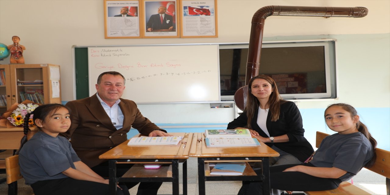 Gaziantep Nizip’te sınıf öğretmeni Demet Kasırga, 2 öğrencisi için günlük 34 kilometre yol kat ediyor