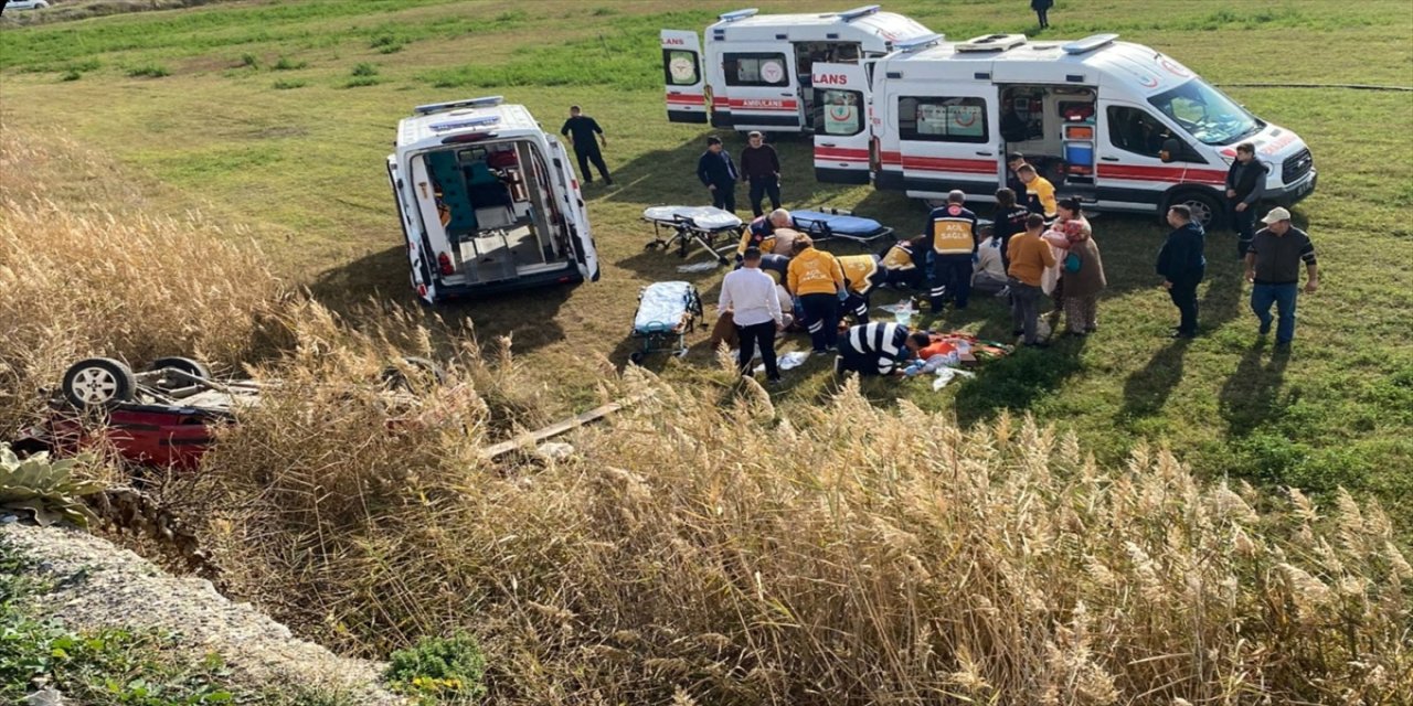 Manisa Salihli’de tarlaya devrilen otomobilde 5 kişi yaralandı