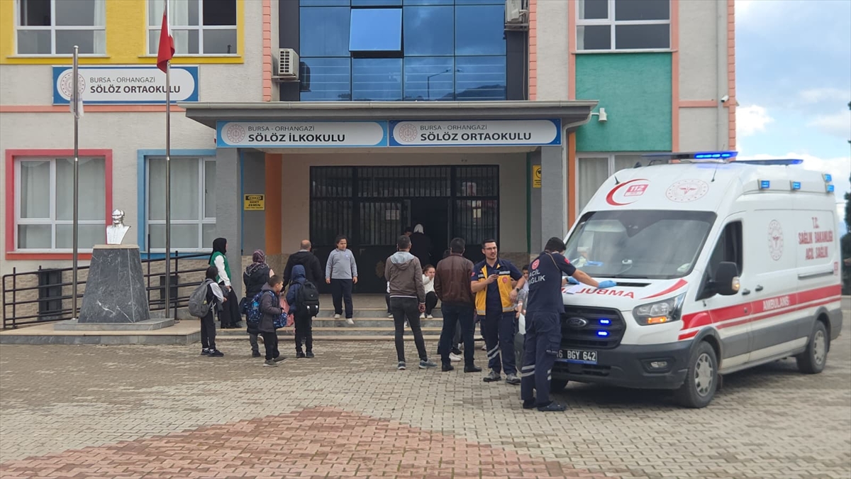 Bursa'da 23 öğrenci mide bulantısı ve karın ağrısı şikayetiyle hastaneye kaldırıldı
