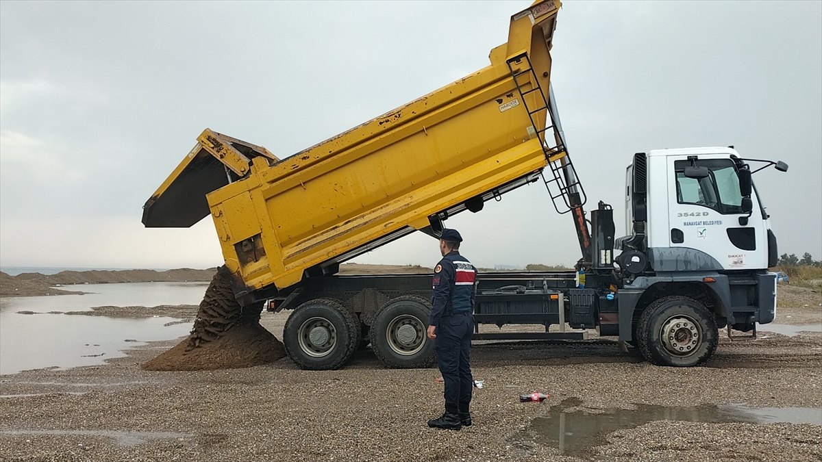Antalya'da Ulualan Sahili'nden çalınan 50 kamyon kum doğal alanına döküldü