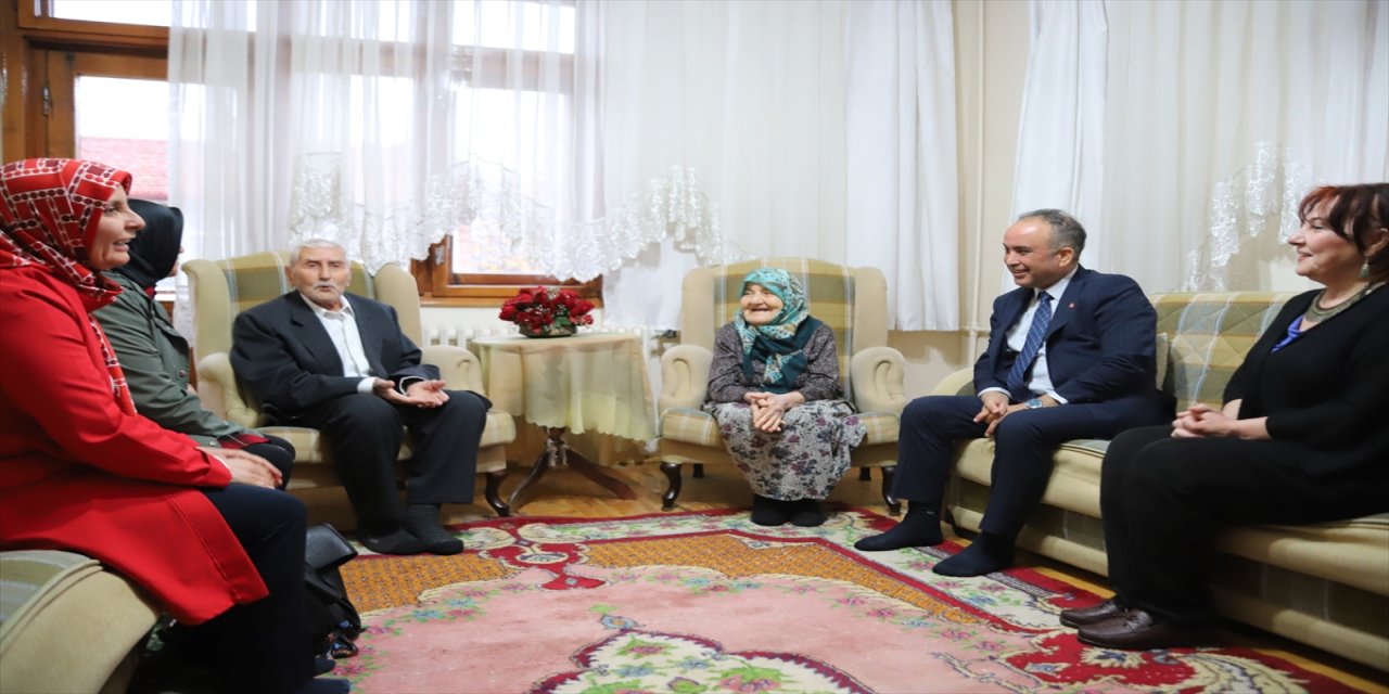 Konya’da eski yurt müdürü Mehmet Ali Ülvan’a Öğretmenler Günü’nde vefa ziyareti