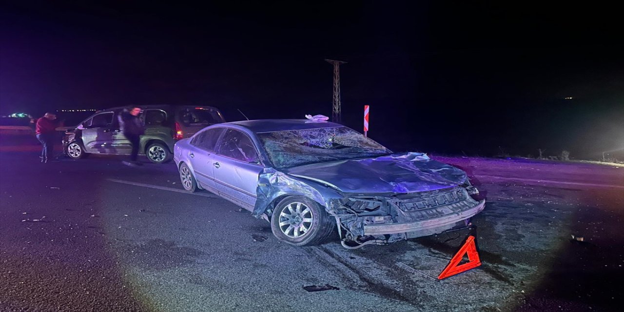 Çorum’da iki otomobil aynı büyükbaşa çarptı: 3 yaralı