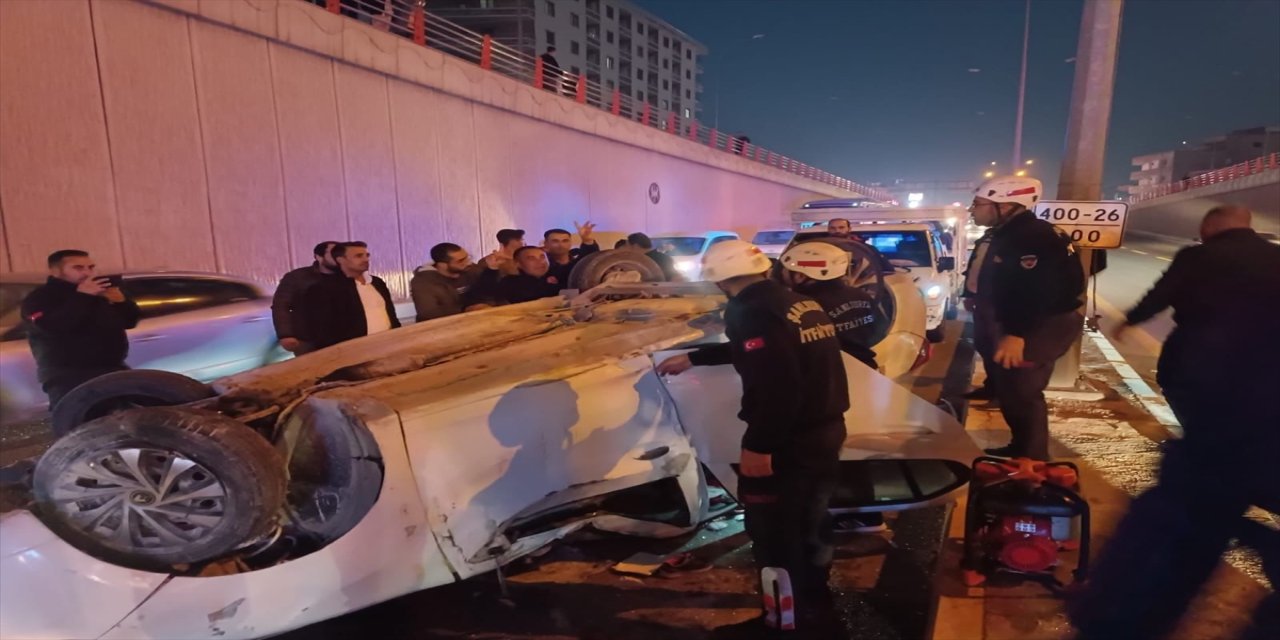 Şanlıurfa’da devrilen otomobilde baba ve 2 çocuğu yaralandı