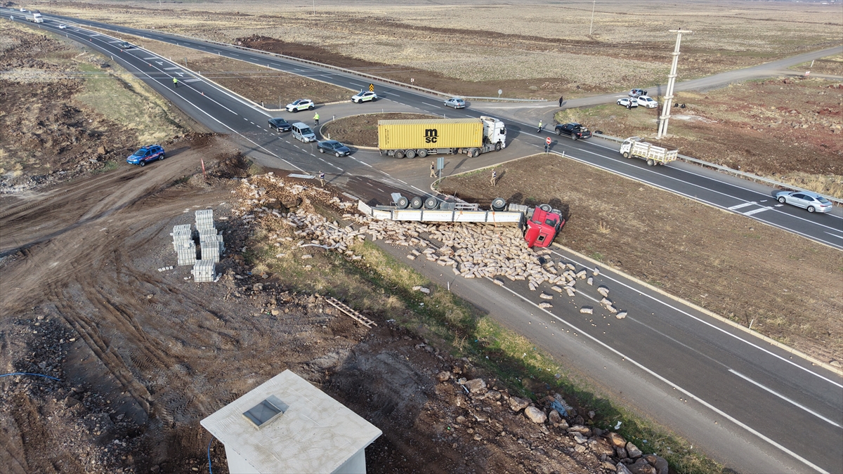 Diyarbakır-Şanlıurfa kara yolunda devrilen tır nedeniyle ulaşım kontrollü sağlanıyor